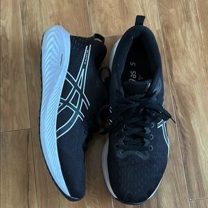 ASICS gel excite 10 black and white running shoes size 8.5